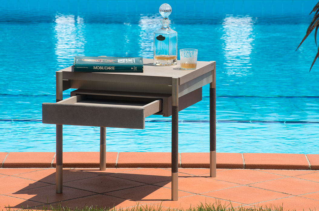 Soffio-tavolino-in-acero-sbiancato-alluminio-e-pelle-lifestyle