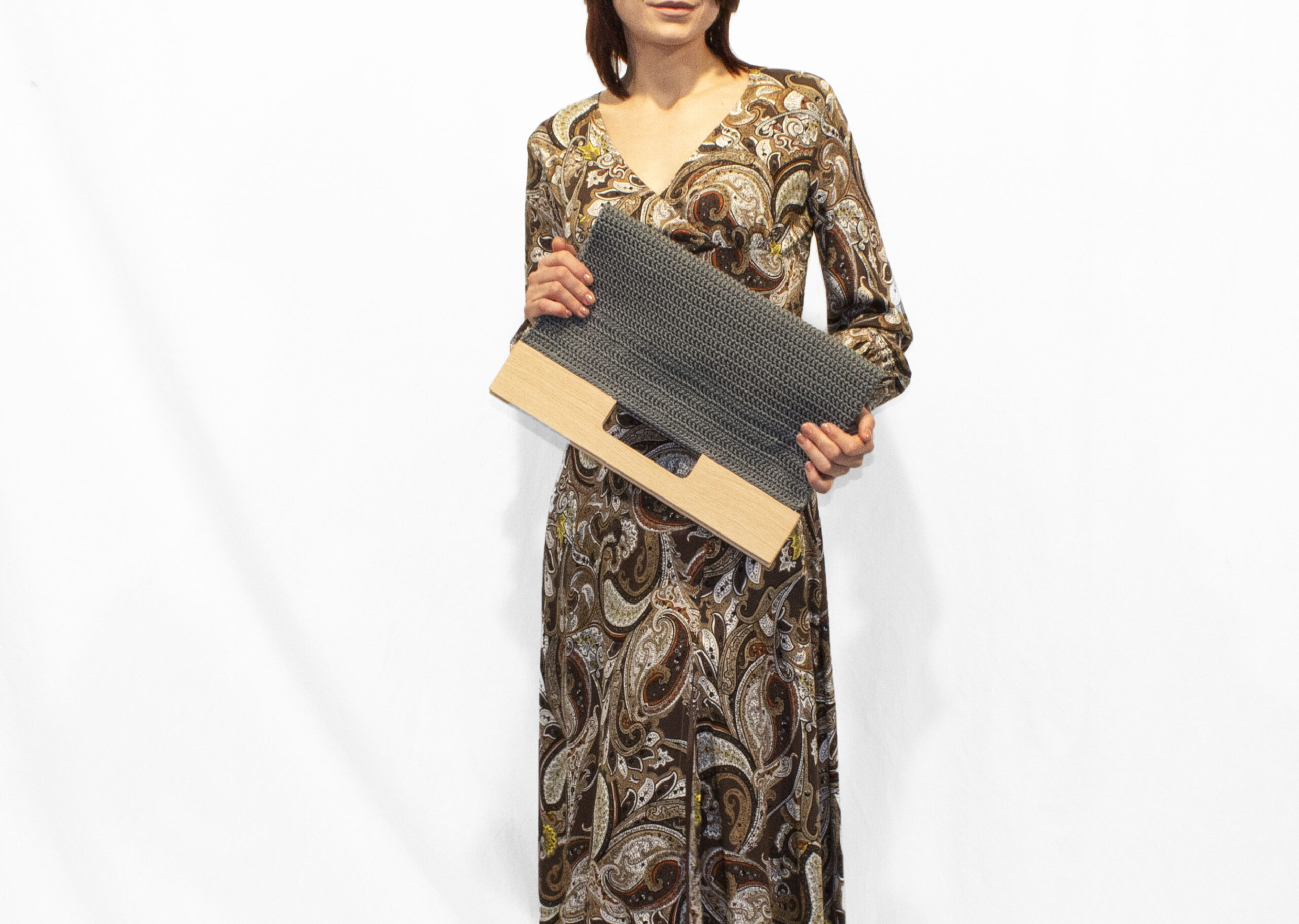 SAYAH-borsa-tote-lavorata-a-maglia-color-grigio-by-disegnopiù-Alena-Ianko(2)